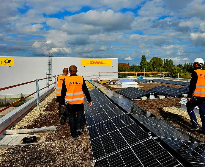 Archivaufnahme einer Photovoltaikmontage auf einem Flachdach