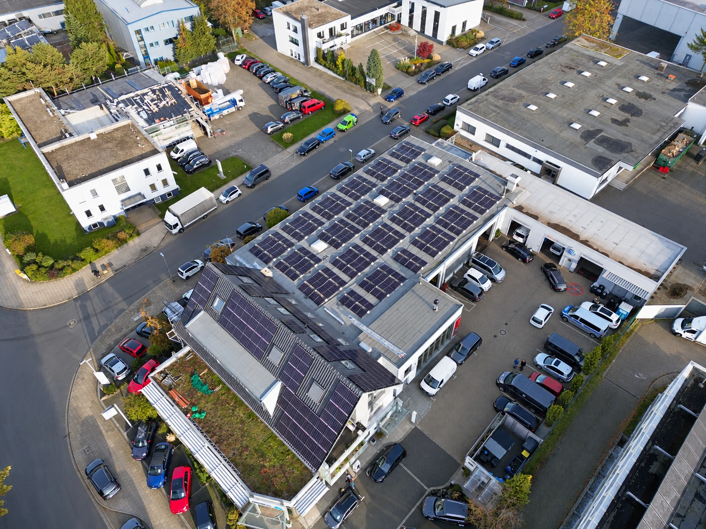 99-kWp-Gewerbeanlage auf mehreren Dachflächen