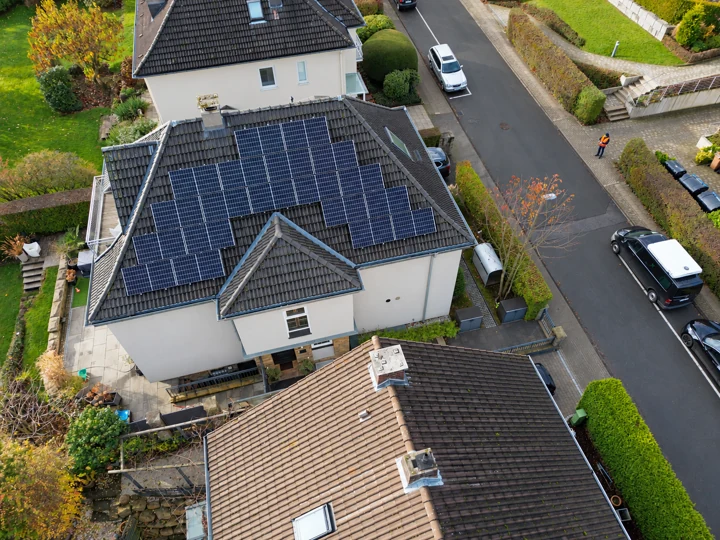 Privates Wohnhaus mit einer Solaranlage auf dem dunklen Ziegeldach