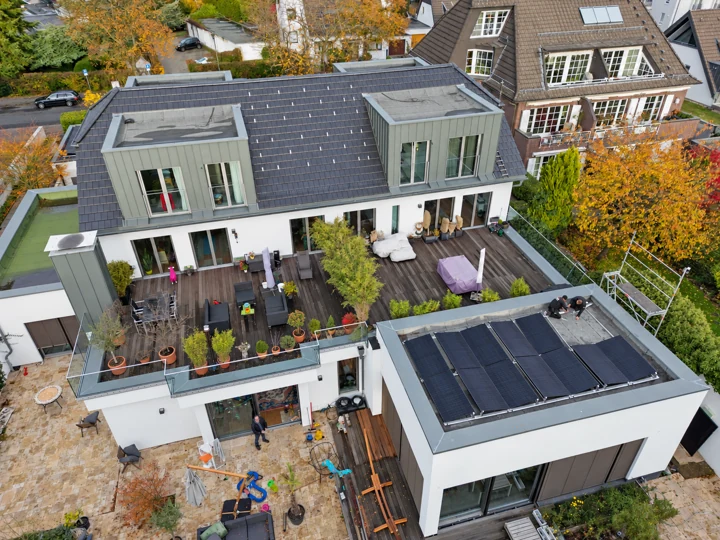 Privates Wohnhaus mit Solarmodulen auf dem Flachdach des Anbaus