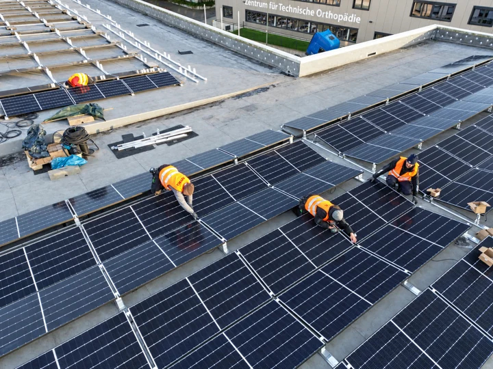 Weitere Ansicht der Modulmontage auf demselben Gewerbedach