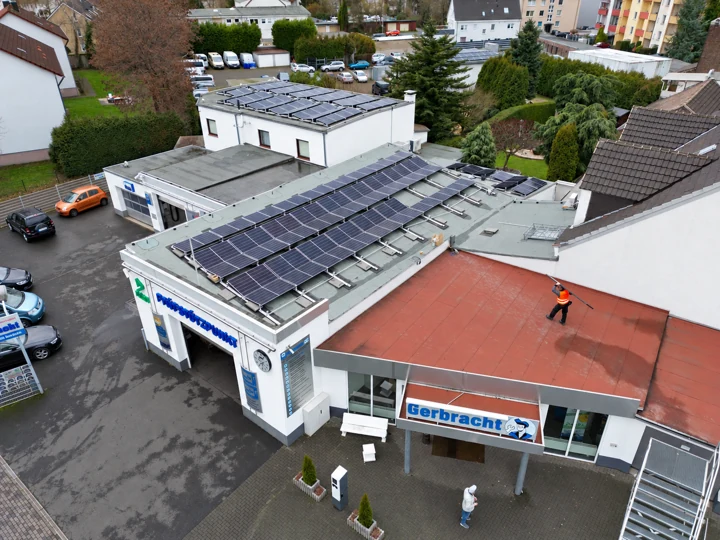 Drohnenansicht einer Solaranlage auf den Flachdächern eines Gewerbebetriebs