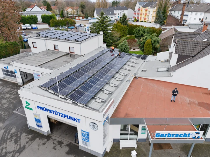 Zweite Perspektive derselben Gewerbeanlage mit 30 kWp