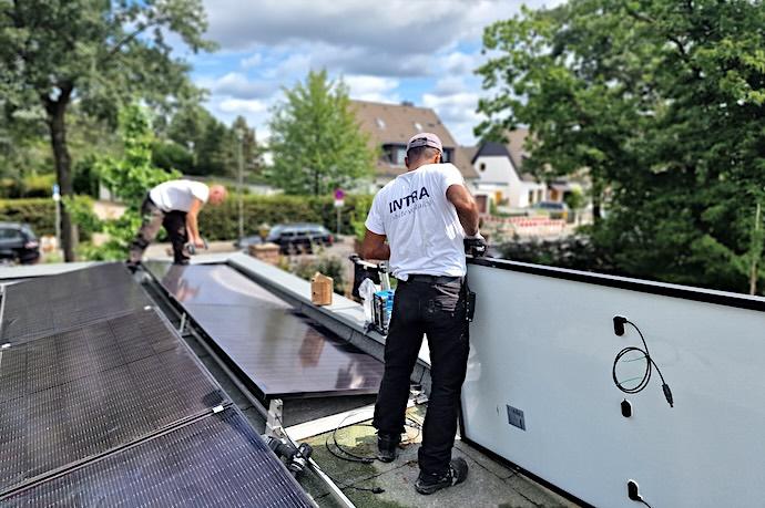 Historische INTRA-Aufnahme: Montagearbeit an einer Solaranlage auf einem flachen Dach
