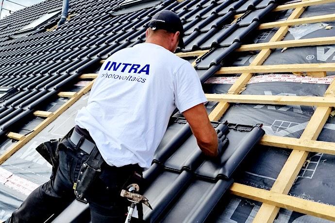 Historische INTRA-Aufnahme: Arbeiten an Unterkonstruktion und Solarmodulen auf einem Ziegeldach
